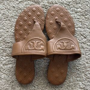 Genuine leather quilted “T” sandals Sz 7